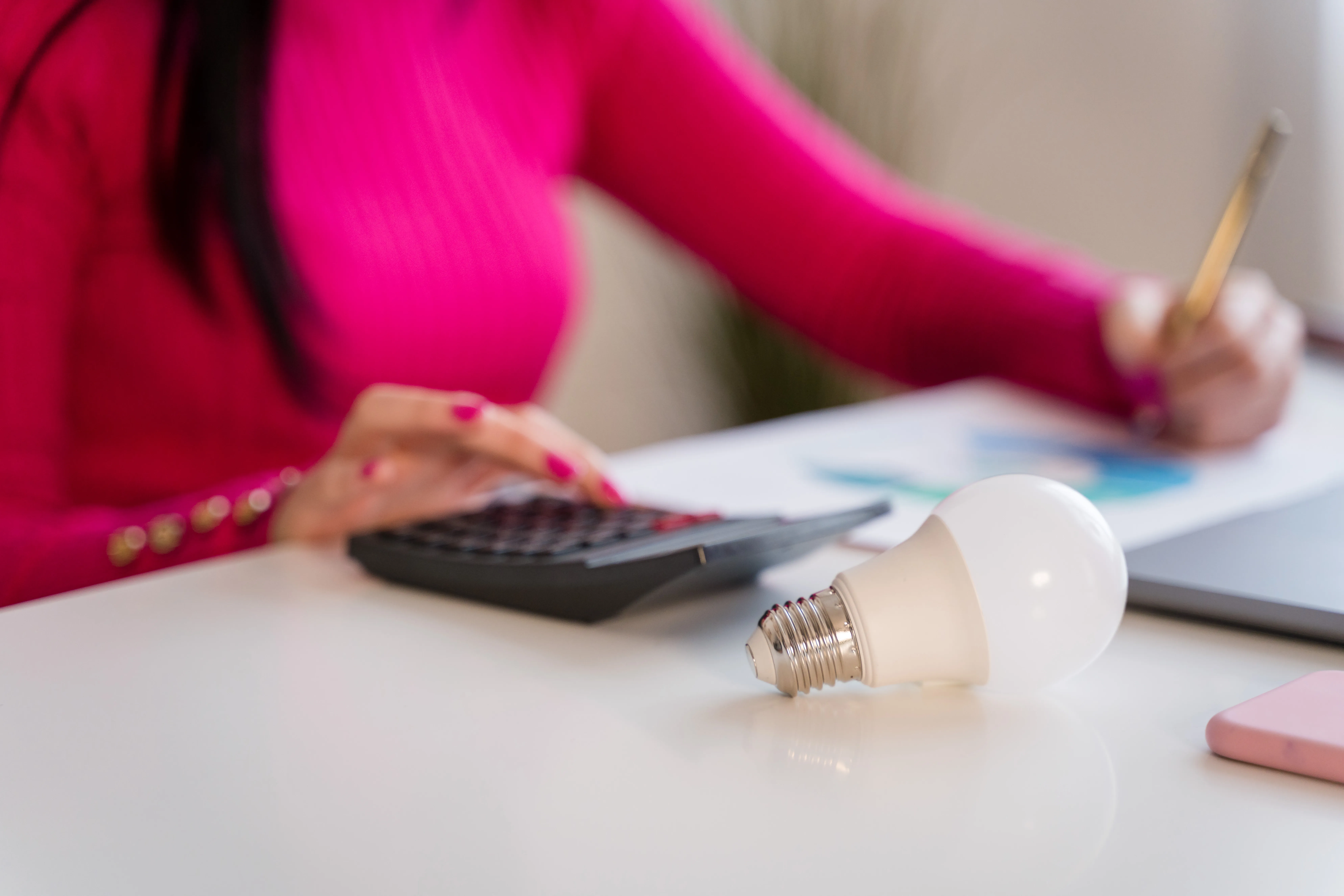 Empréstimo na conta de luz vale a pena? Entenda os riscos