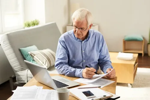 Empréstimo com garantia de imóvel x consignado. Qual a melhor opção para o  aposentado?